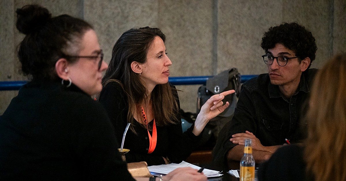 Autor:innen im intensiven Gespräch bei den CinEuro Writers Room Roundtables