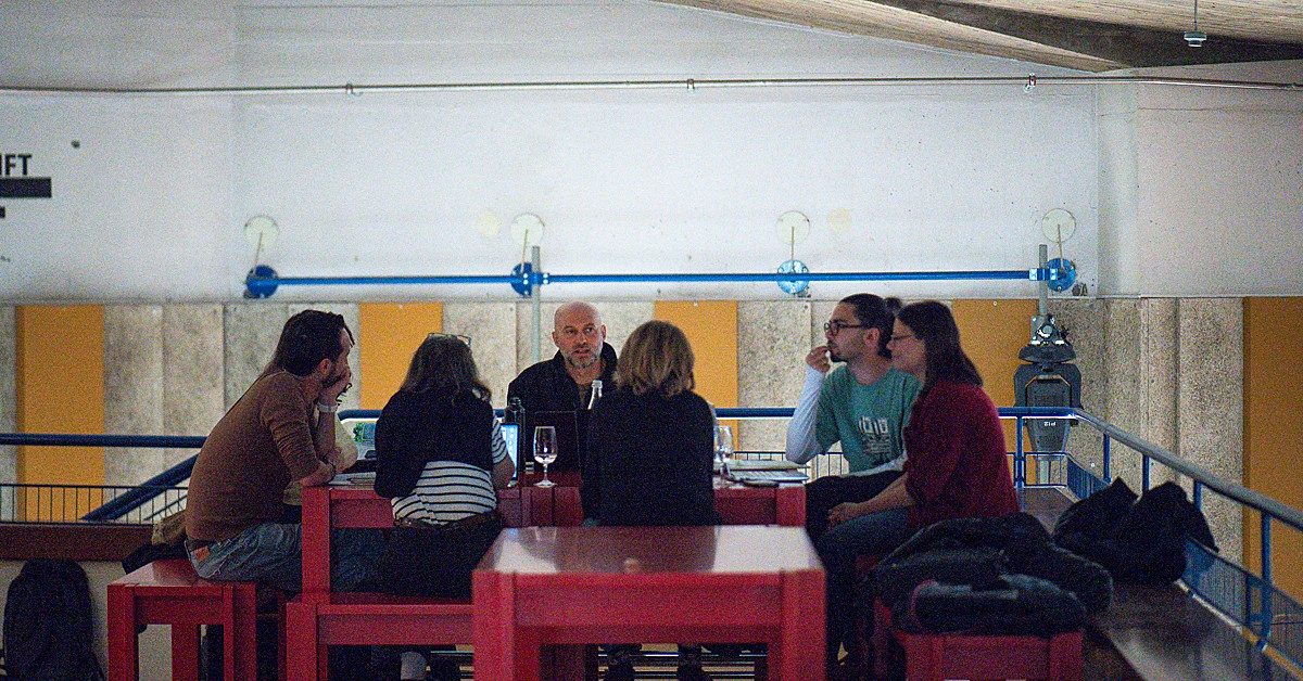 Moderierter Gruppenaustausch im Writers Room